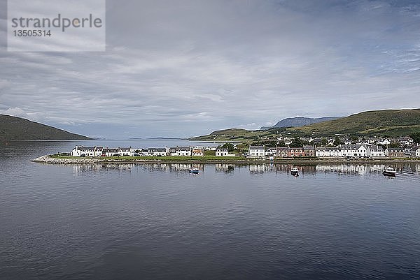 Hafen von Ullapool am Loch Broom in den nordwestlichen Highlands  Ross und Cromarty  Schottland  Vereinigtes Königreich  Europa