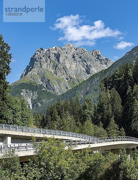 StraÃŸenbrÃ¼cken in Berglandschaft  Scuol  Unterengadin  GraubÃ¼nden  Schweiz  Europa