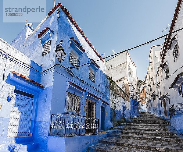 Treppe durch enge Gasse  blaue Häuser  Medina von Chefchaouen  Chaouen  Tanger-Tétouan  Marokko  Afrika
