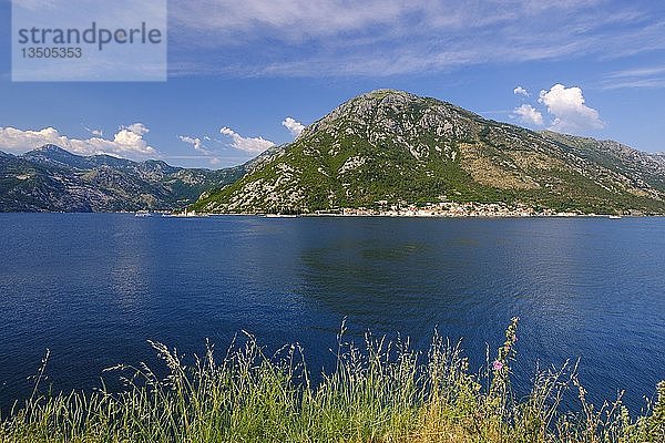 Perast und die Inseln St. Georg und St. Maria  Bucht von Kotor  Montenegro  Europa