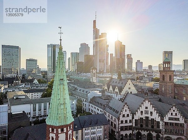 Altstadt mit Hochhäusern an einem sonnigen Tag in Frankfurt am Main  Deutschland  Europa