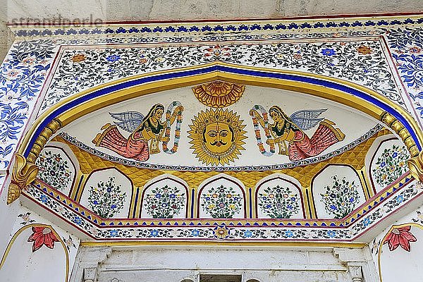 Wandmalereien im Eingangstor des Stadtpalastes  Udaipur  Rajasthan  Indien  Asien