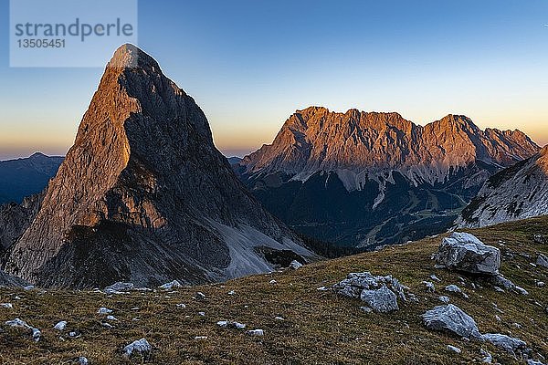 Gipfel der Sonnenspitze mit Zugspitze im Hintergrund im Abendlicht  Ehrwald  AuÃŸerfern  Tirol  Österreich  Europa