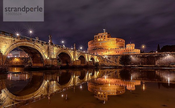 Beleuchtete Engelsburg und Ponte Sant'Angelo-Brücke bei Nacht  Rom  Latium  Italien  Europa
