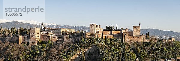 Blick auf Alhambra  maurische Stadtburg  Nasridenpaläste  Palast von Karl dem Fünften  Sabikah-Hügel  Granada  Andalusien  Spanien  Europa