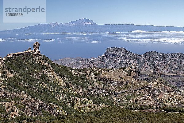 Blick vom Pico de las Nieves im Westen von Gran Canaria  links Kulfelsen Roque Nublo  hinter der Insel Teneriffa mit dem Vulkan Teide  Gran Canaria  Kanarische Inseln  Spanien  Europa