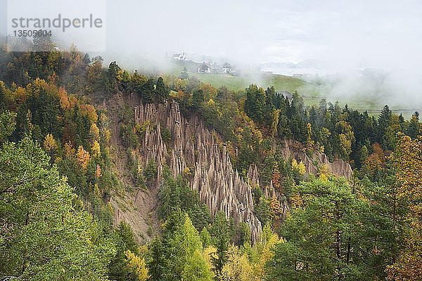 Erdpyramiden in Lengmoos am Ritten im Herbst  Bozen  Südtirol  Italien  Europa