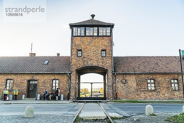 Eisenbahn  die zum Haupteingang des Konzentrationslagers Auschwitz führt  heute Museum  Polen  Europa