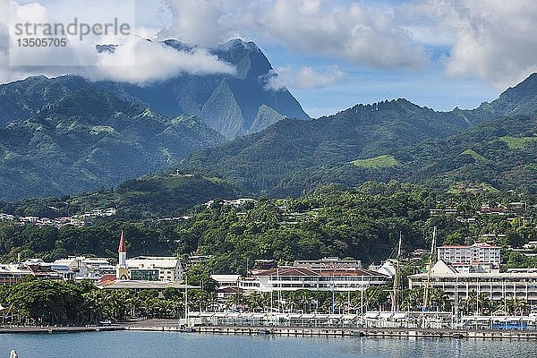 Stadtansicht mit hohen Bergen  Papeete  Tahiti