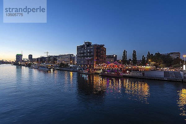 Abendlicher Blick auf die Spree  rechts ein bunt beleuchtetes Restaurant  Kreuzberg  Berlin  Deutschland  Europa