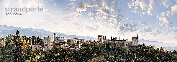 Panoramablick auf die Alhambra  im Hintergrund die Sierra Nevada  Granada  Andalusien  Spanien  Europa