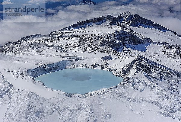 Luftaufnahme eines türkisfarbenen Kratersees auf dem Gipfel des Mount Ruapehu  Tongariro National Park  Nordinsel  Neuseeland  Ozeanien