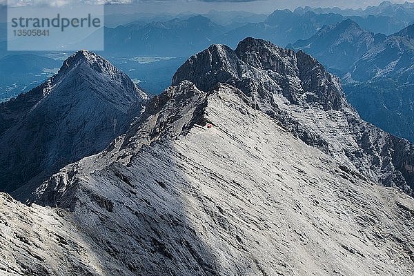 Rote Biwakschachtel am Jubiläumsgrat im Wettersteingebirge  Reintal  Alpspitze  Hochblassen  Luftbild  Garmisch-Partenkirchen  Oberland  Bayern  Deutschland  Europa