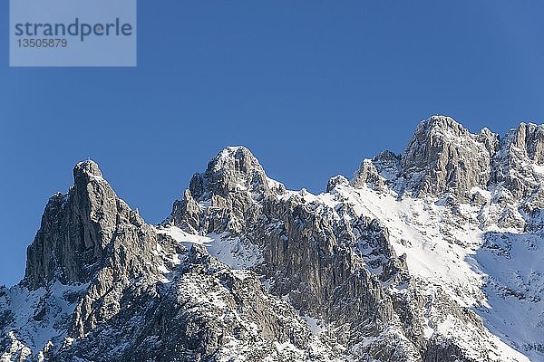 Viererspitze und Westliche Karwendelspitze im Winter  blauer Himmel  Mittenwald  Karwendel  Werdenfelser Land  Oberbayern  Bayern  Deutschland  Europa