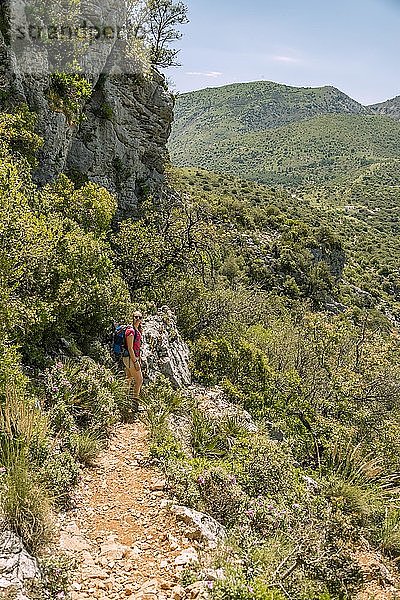 Weiblicher Wanderer auf einem Wanderweg  Die GrÃ?ne Schlucht  Garganta Verde  Sierra de CÃ¡diz  CÃ¡diz  Spanien  Europa