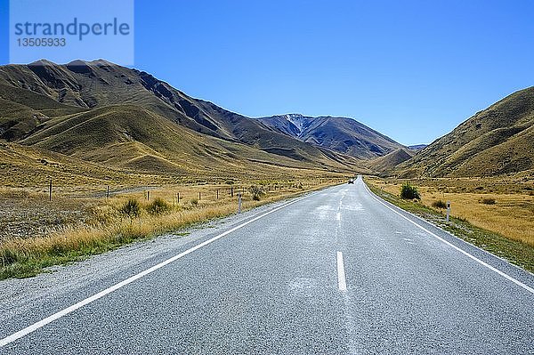 Berglandschaft mit Straße um den Lindis-Pass  Südinsel  Neuseeland  Ozeanien