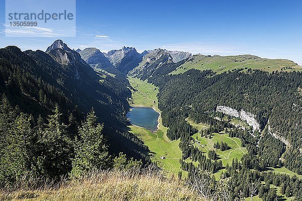 Blick auf die Appenzeller Alpen und den Sämtisersee vom geologischen Höhenweg aus gesehen  rechts der Alpsigel  Kanton Appenzell Innerrhoden  Schweiz  Europa