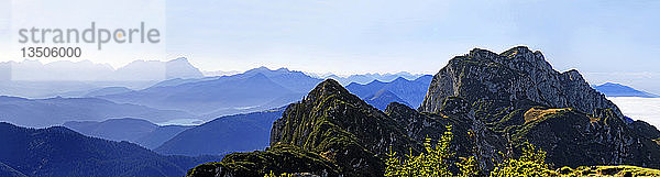 Panorama von der Benediktenwand und den AchselkÃ¶pfen im Vordergrund mit Blick auf die Zugspitze und Jachenau mit Walchensee  Lenggries  Oberbayern  Bayern  Deutschland  Europa