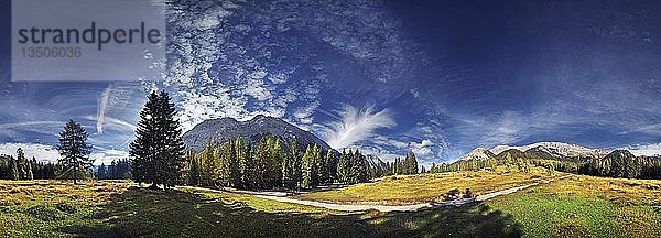 360Â° Bergpanorama mit Kumuluswolken im Wettersteingebirge  SÃ?dwand mit Blick auf die Mieminger Kette und Wettersteinmassiv in Leutasch  Tirol  Ã-sterreich  Europa
