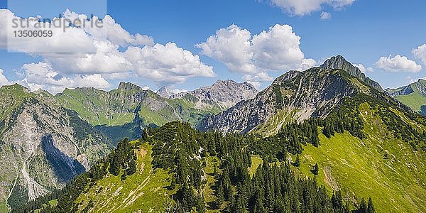 Panorama vom Riefenkopf  1748m zum Laufbacher-Eck-Weg  Schneck  2268m  Himmelhorn  2113m  Hochvogel  2592m  GroÃŸer Wilder  2379m  Kleiner Wilder  2306m  und HÃ¼ttenkopf  1949m  hinter den HÃ¶fats  2259m  AllgÃ¤uer Alpen  AllgÃ¤u  Bayern  Deutschland  Europa