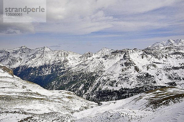 Blick von der Fuscher Lacke über das Seidlwinkel-Tal zur verschneiten Goldberggruppe  Nationalpark Hohe Tauern  Kärnten  Österreich  Europa