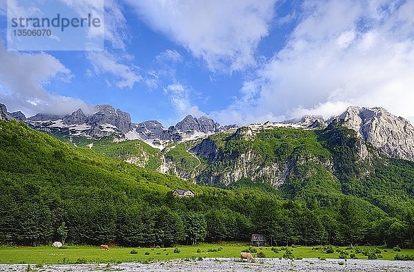 Hotel Margjeka  rechter Berg Maja e Zhaporës  Valbonatal  Valbona National Park  Albanische Alpen  Prokletije  Qark Kukes  Albanien  Europa