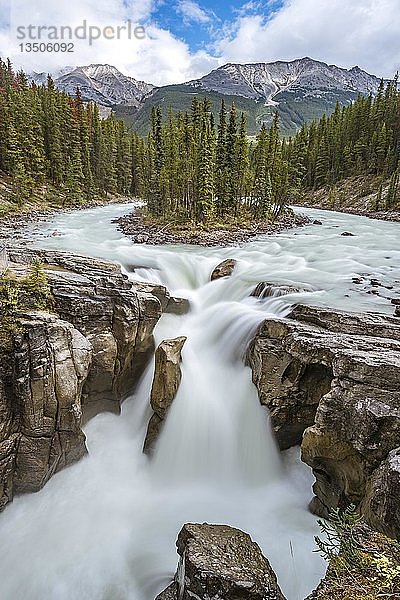 Wasserfall Sunwapta Falls  am Icefields Parkway  Sunwapta River  Jasper National Park  Rocky Mountains  Alberta  Kanada  Nordamerika