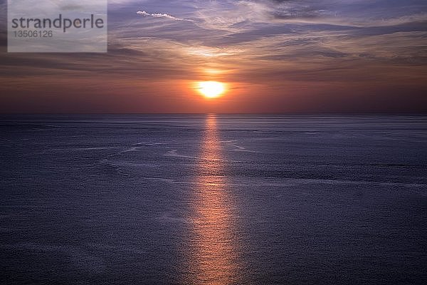 Sonnenuntergang über dem Meer  Promthep Cape  Phuket  Thailand  Asien