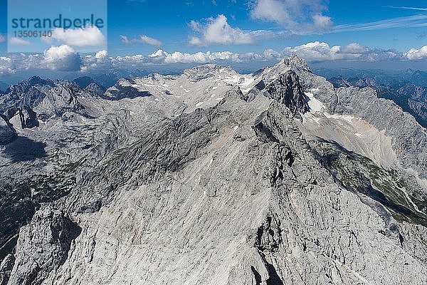 Jubiläumsgrat im Wettersteingebirge mit Zugspitze  Höllental mit nördlichem Zugspitzgletscher  Reintal mit Zugspitzplatt und Gletscher  Luftbild  Garmisch-Partenkirchen  Oberland  Bayern  Deutschland  Europa