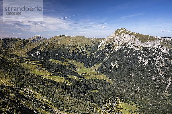 Links Diedamskopf und rechts Hoher Ifen  Blick vom Walmendingerhorn  lKleinwalsertal  AllgÃ¤u Alpen  Vorarlberg  Ã-sterreich  Europa