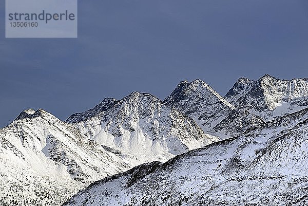 Blick von der Großglockner Hochalpenstraße auf verschneite Berggipfel  Nationalpark Hohe Tauern  Kärnten  Österreich  Europa