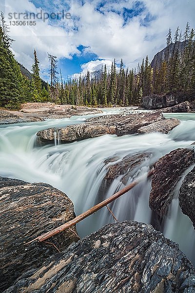 Wasserfall  Langzeitbelichtung  Natural Bridge Lower Falls  Rocky Mountains  Yoho National Park  Provinz Alberta  Kanada  Nordamerika