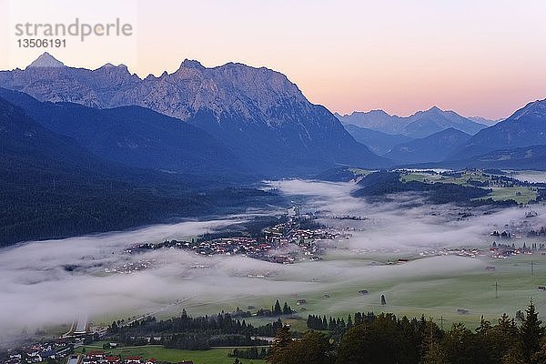 KrÃ¼n und Isar mit Karwendelgebirge  Blick ins Tal bei FrÃ¼hnebel vom Krepelschrofen  Werdenfelser Land  Oberbayern  Bayern  Deutschland  Europa