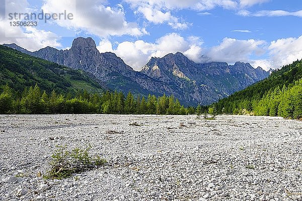 Valbona-Flussbett  Berge Maja e Thatë und Maja Lugut Ujit  Valbona-Nationalpark  Albanische Alpen  Prokletije  Qar Kukes  Albanien  Europa