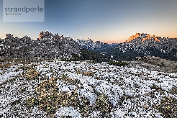 Sonnenaufgang über den Bergen der Sextner Dolomiten  Blick von der Auronzo-Hütte  Dolomiten  Italien  Europa