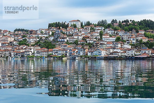 Altstadt von Ohrid mit Spiegelung im Ohridsee  Mazedonien  Europa