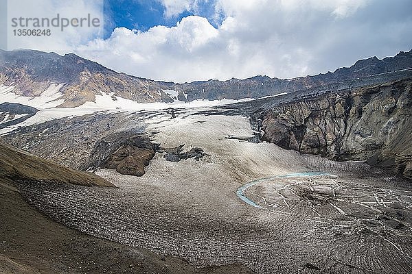 Blaues Gletscherwasser in einem Gletscher am Mutnovsky-Vulkan  Kamtschatka  Russland  Europa
