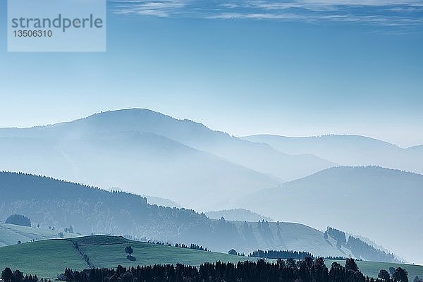 Gestaffelte Hügellandschaft  Blick vom Schauinsland Richtung Belchen  Freiburg im Breisgau  Schwarzwald  Baden-Württemberg  Deutschland  Europa