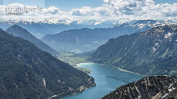 Blick auf den Achensee vom Wanderweg vom Seekarspitz zum Seebergspitz  Tirol  Österreich  Europa