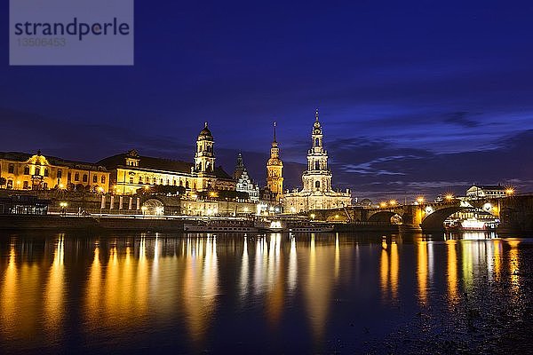 Altstadt bei Nacht mit Augustusbrücke  Terrassenufer  Hofkirche  Residenzschloss und Elbe mit Wasserspiegelung  Dresden  Sachsen  Deutschland  Europa