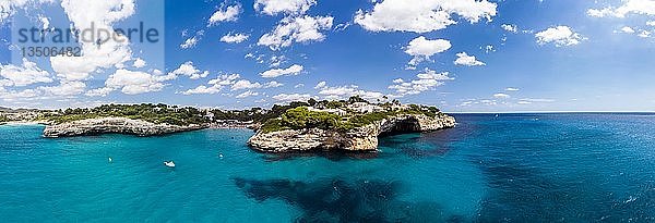 Drohnenaufnahme  Küste mit Naturhafen  Porto Cristo Novo  Cala Mendia  Mallorca  Balearische Inseln  Spanien  Europa