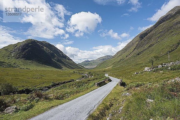 Einspurige Straße  Highlands  Schottland  Großbritannien