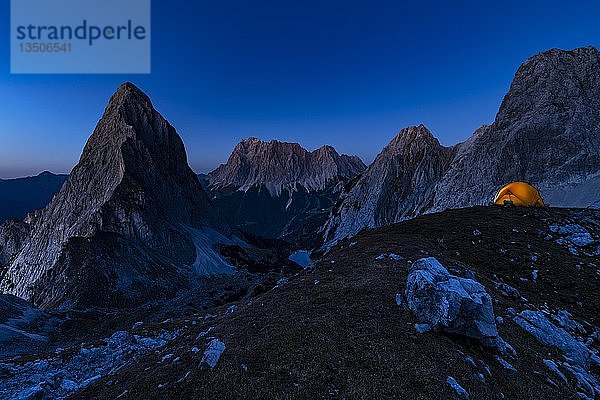 Gipfel der Sonnenspitze und Zelt mit Zugspitze im Hintergrund zur blauen Stunde  Ehrwald  AuÃŸerfern  Tirol  Österreich  Europa