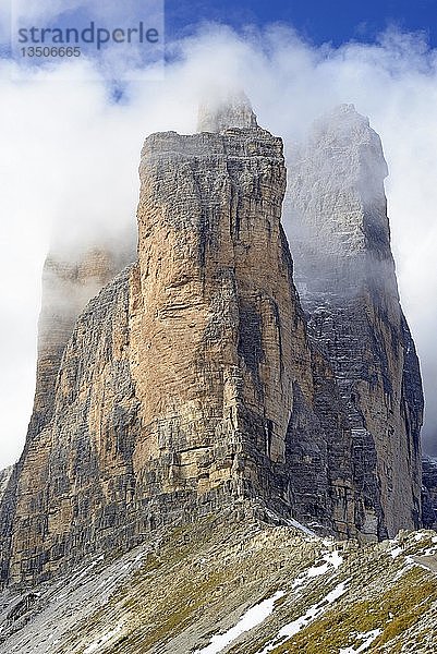 Drei Lavaredo-Südwände bedeckt von tiefen Wolken  blauer Himmel  Sextner Dolomiten  Provinz Südtirol  Südtirol  Italien  Europa