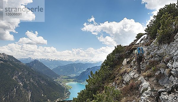 Wanderin auf Wanderweg  Übergang vom Seekarspitz zum Seebergspitz  Blick auf den Achensee  Tirol  Österreich  Europa