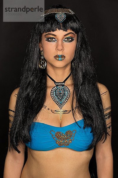 Junge Frau als Kleopatra  Mode  Kunst  Porträt
