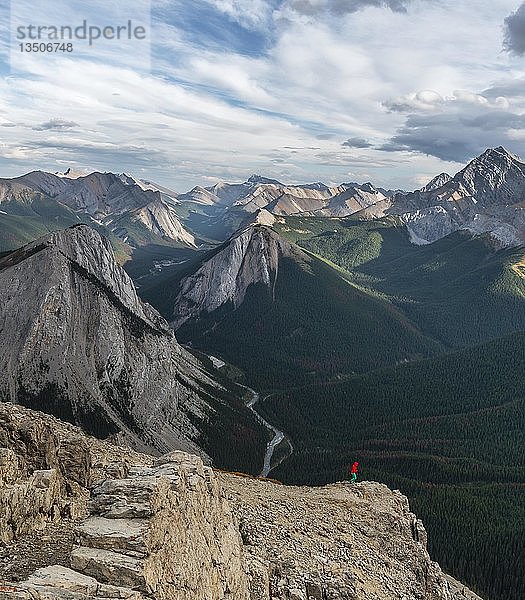 Wanderin bei spektakulärer Aussicht vom Gipfel des Sulphur Ridge  Sulphur Skyline Trail  Berglandschaft mit Flusstal und Gipfeln  Panoramablick  Nikassin Range  Jasper National Park  British Columbia  Kanada  Nordamerika