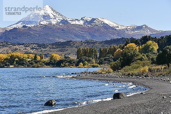 Lago Lolog im Herbst mit dem schneebedeckten Vulkan Lanin  Ruta 40  San Martin de los Andes  Patagonien  Argentinien  Südamerika