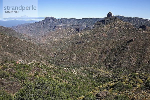 Blick von der Straße GC60 im Barranco del Chorrillo bei Tejeda  hinter der Insel Teneriffa mit dem Vulkan Teide  dem Berg Altavista und dem Kultfelsen Roque Bentayga  Gran Canaria  Kanarische Inseln  Spanien  Europa
