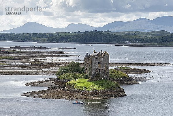 Castle Stalker in Loch Laich  Schottland  Großbritannien